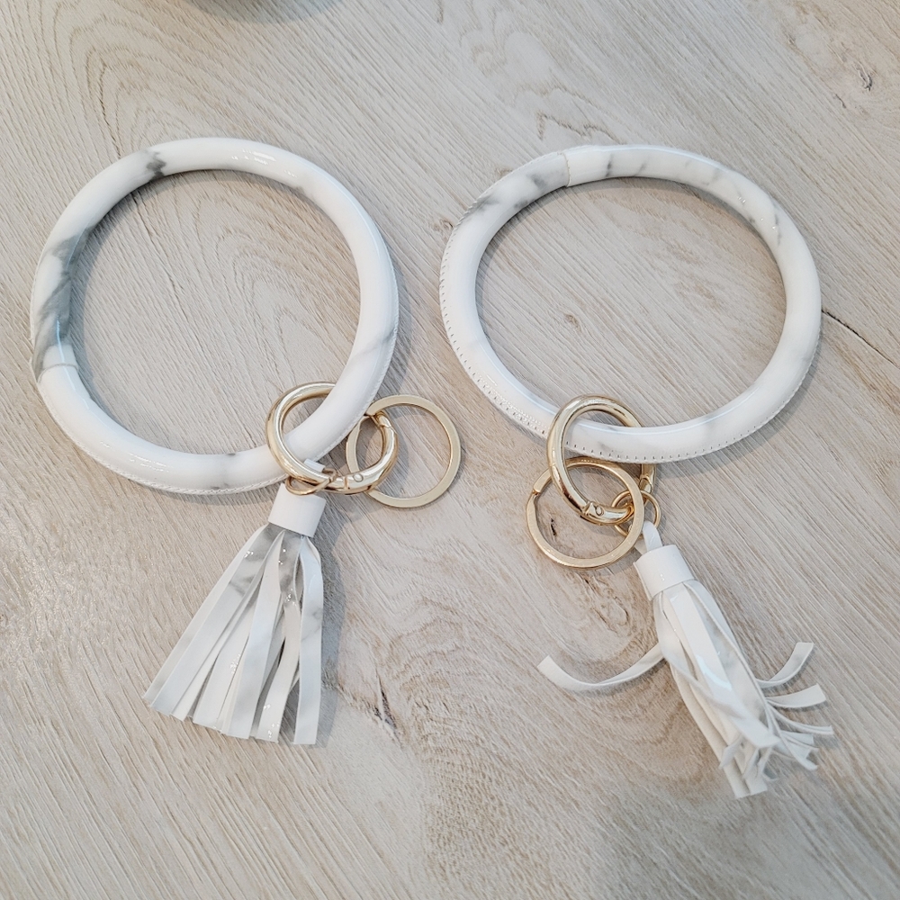 💕 NWOT Set of 2 Wristlet Bracelet Key Chain in White - Picture 11 of 13
